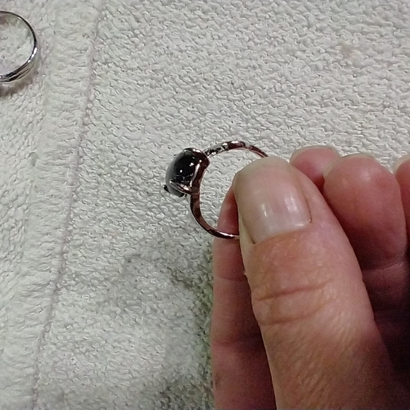 Silvertone black 🖤 stone 🪨 ring 💍8 - Picture 3 of 5